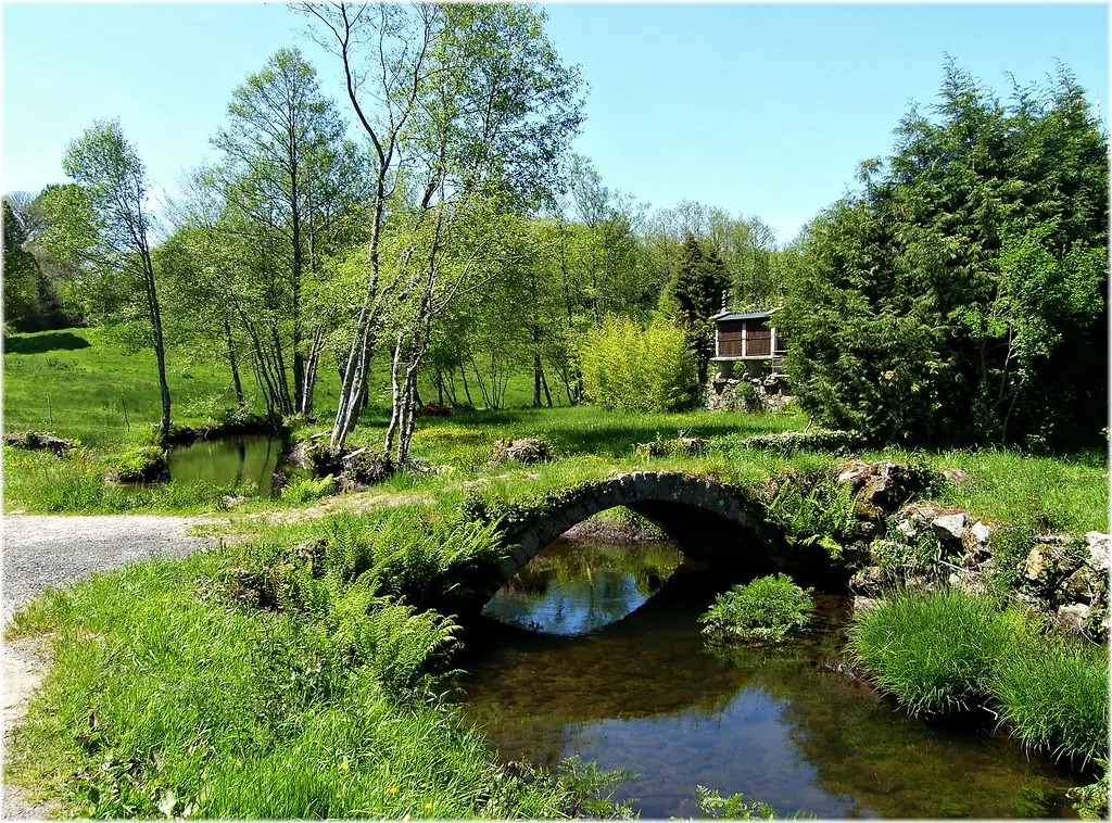 Puente medieval sobre un arroyo cerca de Palas de Rei