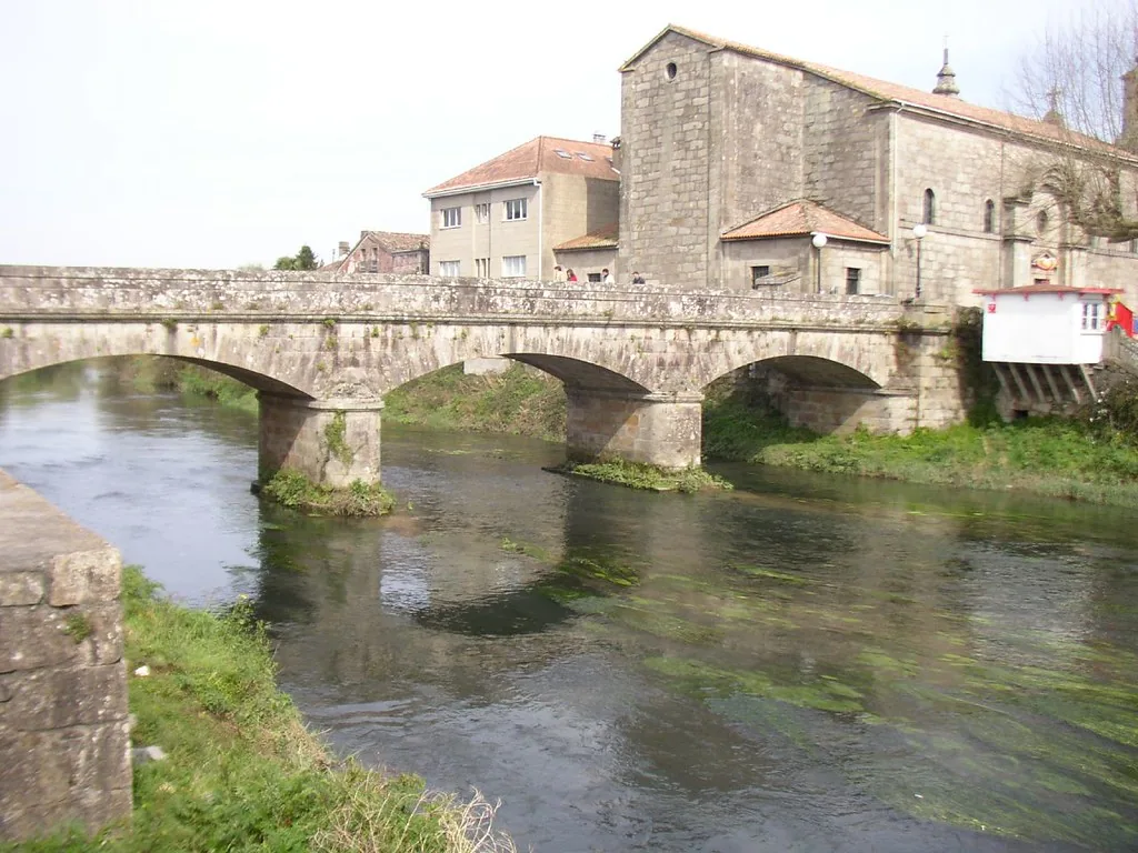 Puente de piedra sobre el río Sar en Padrón