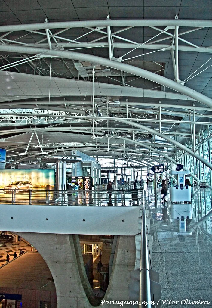 Interior de la terminal del aeropuerto de Porto