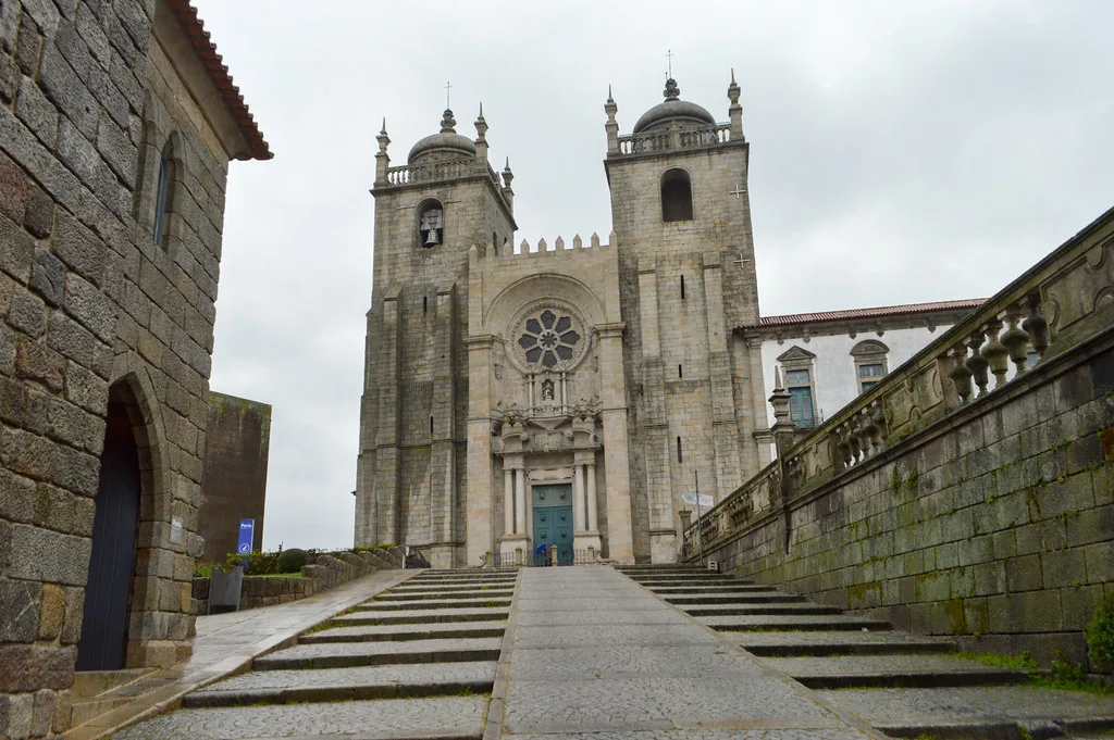 Gevel en trappen van de kathedraal van Porto
