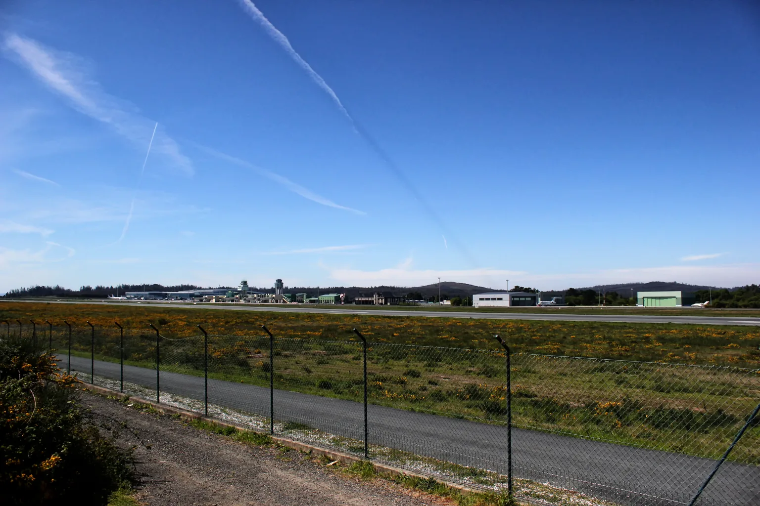 Pista y edificios del aeropuerto de Santiago de Compostela
