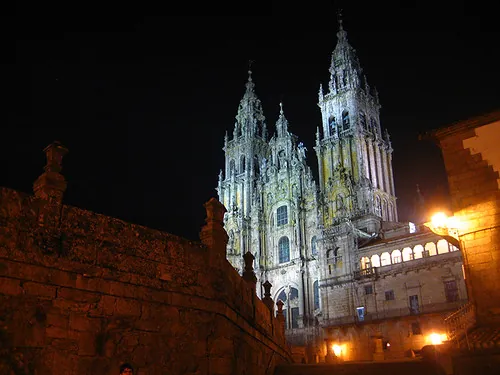 Fachada iluminada de la catedral de Santiago al final del Camino Inglés