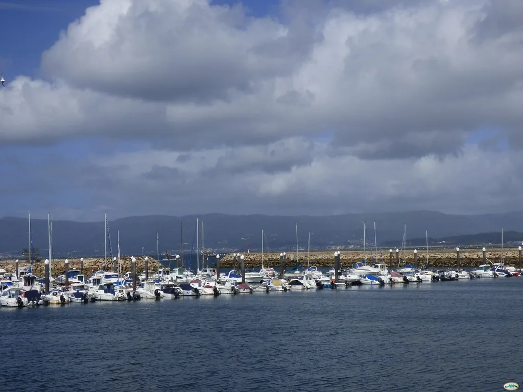 Embarcaciones amarradas en el puerto de Vilanova de Arousa